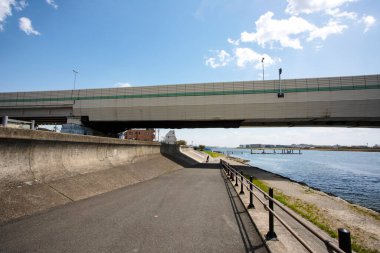 Metropolitan Otoyolu Yokohane Hattı ve Tama Nehri, Japonya