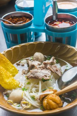 Yanında baharatlı şehriye çorbası.