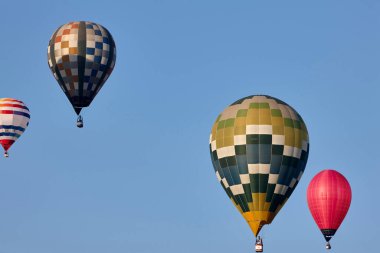 sıcak hava balonları mavi gökyüzünde  