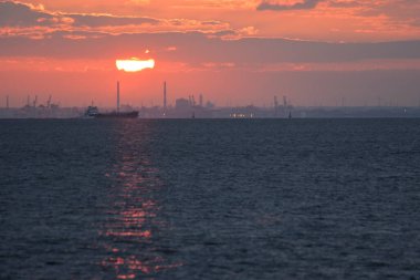 Gün batımında deniz manzarası