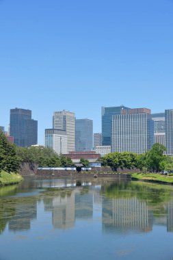 Tokyo İmparatorluk Sarayı 'ndaki Sakurada Kapısı, Tokyo, Japonya. Edo Kalesi 'nin kapısı ve arka planda modern şehir mimarisi 