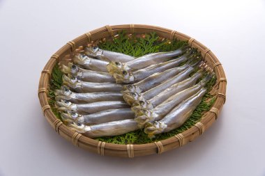 Hasır sepette küçük balık yığını 