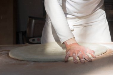 Erkek fırıncı hamur yoğurur