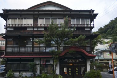 Manjufuku Ryokan, Hakone Yumoto Onsen 'in dışında bulunan üç katlı ahşap bir han. Yumoto, Hakone-machi, Ashigarashimo-gun, Kanagawa Bölgesi, Japonya