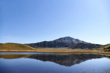 dağlarda güzel göl 