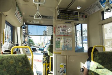 Yolcu treninde giden yolcuların iç görünümü 