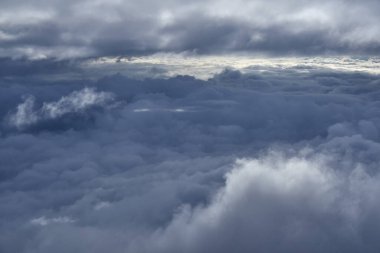 Gökyüzündeki bulutların güzel manzarası      