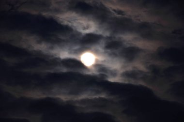 Gece gökyüzünde bulutlu ay manzarası     