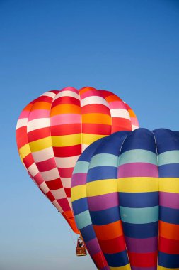 sıcak hava balonları mavi gökyüzünde  