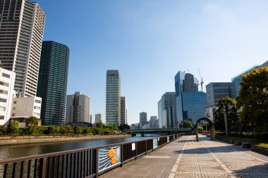 Güneşli bir günde modern şehrin mimarisi