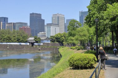 Güneşli bir günde modern Asya şehrinin ufuk çizgisi 