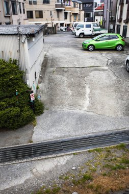 Konut binalarıyla çevrili boş şehir otoparkı