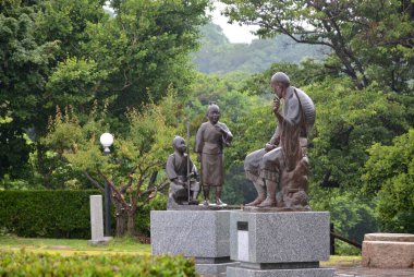 Geleneksel Japon parkında bronz heykeller 