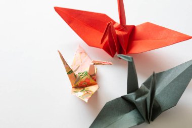 Arka planda origami kağıt vinçleri