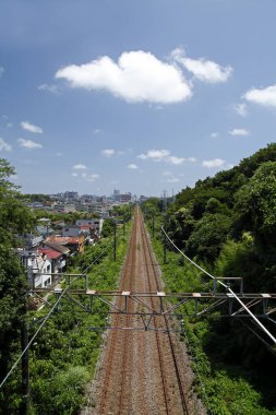 Japon şehrinin dağlarında demiryolu manzarası 