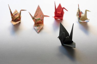 Arka planda origami kağıt vinçleri