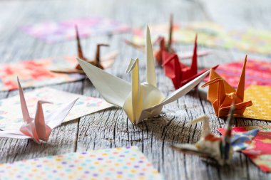   Ahşap masa zemininde origami turnaları 