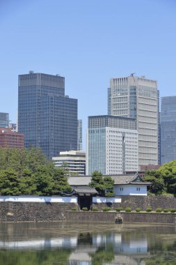 Tokyo İmparatorluk Sarayı 'ndaki Sakurada Kapısı, Tokyo, Japonya. Edo Kalesi 'nin kapısı ve arka planda modern şehir mimarisi 