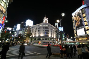 Japon şehrinin Aydınlanmış Mimarisinin Gece Manzarası 