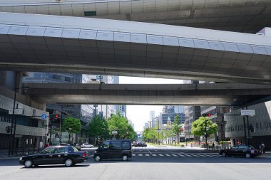 Tokyo, Japonya 'da arabalar sürüyor.