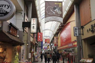 Alışveriş merkezinin modern iç görünümü