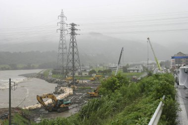 Şiddetli yağmur, çelik kuleler ve setler nedeniyle nehirlerin taşması