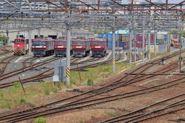 Birçok gösterişli tren Japon kentsel bölgesini doğramak için demiryolu koridorunu işgal ediyor..