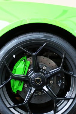 Modern spor arabaya yakın çekim, kısmi görüş