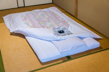 Japonya 'daki geleneksel Japon evinde yatak.