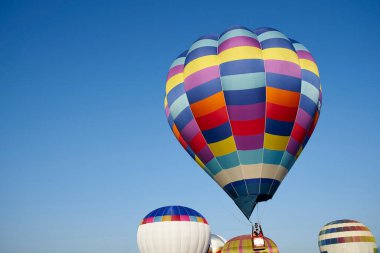 sıcak hava balonları mavi gökyüzünde  