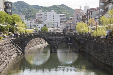 Nagasaki, Japonya 'daki Megane Köprüsü (Spectacles Bridge). Kendine özgü kemerli taş tasarımı ile ünlü bir simgedir.. 