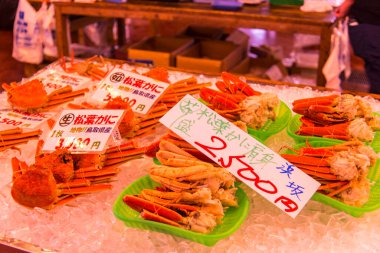 Japonya 'da satılık çeşitli balıklar var.