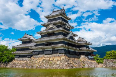 Matsumoto Kalesi, Japonya 'nın önde gelen tarihi kalelerinden biri olan Fukashi Kalesi, Nagano Bölgesi Matsumoto şehrinde yer almaktadır.