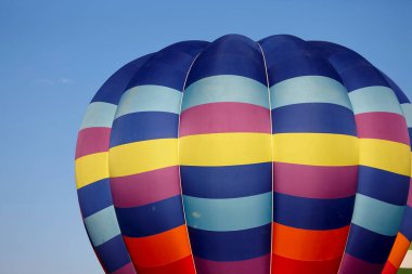 Mavi gökyüzünde parlak sıcak hava balonu  
