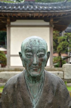 Geleneksel Japon parkında taş erkek heykelleri 