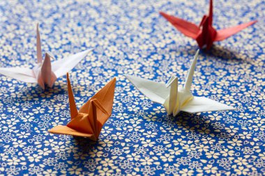 Arka planda origami kağıt vinçleri