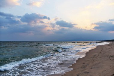 Deniz Sahil üzerinde güzel gün batımı     