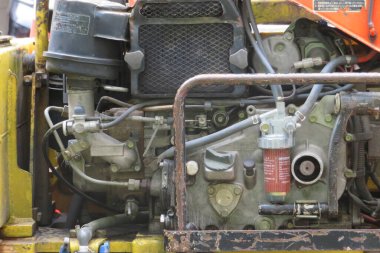 Ayrıntılı mekanik motor parçaları ve metal bileşenleri gösteren yakın plan