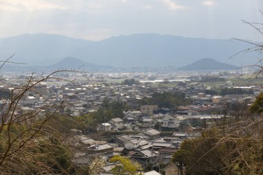 Japon şehrinin modern şehir manzarası. Asya Şehri Mimarisinin Havadan Görünümü