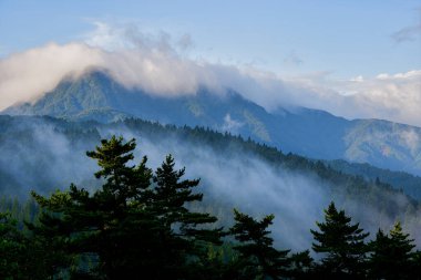Sis içindeki dağların güzel manzarası 