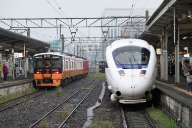 Japonya 'da gündüz vakti kalabalık tren istasyonlarında trenler 