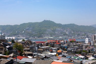 Bulutlu gökyüzü altında Japon şehrinin gündüz hava görüntüsü 