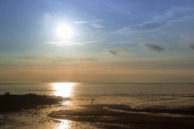 Deniz kıyısında güzel gün batımı gökyüzü 