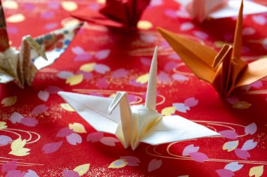   origami vinç figürleri tablo arka planında, kapat