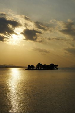 denizin üzerinde güzel günbatımı gökyüzü                