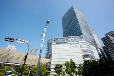 Güneşli bir günde şehrin modern binası