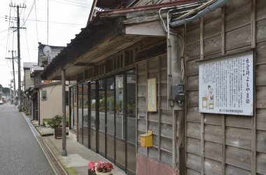 Dışarıdaki ahşap bina, sessiz cadde boyunca tabelalı.