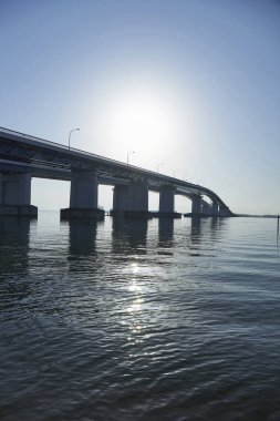 Gün batımında nehrin karşısındaki köprüden yaz manzarası