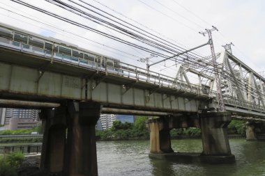 Modern tren nehir suyunun üzerindeki çelik köprüden geçiyor.