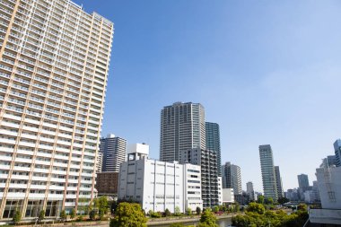 Güneşli bir günde modern şehrin mimarisi